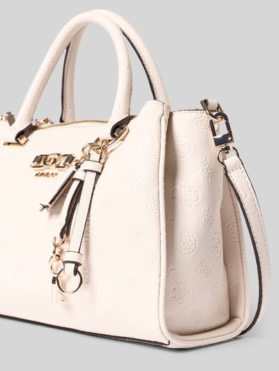 Produktfoto, jasnobeżowa Handtasche mit Allover-Logo-Prägung Modell 'Anise' od Guess, faktura skóry, podzielona komora główna, uchwyty i odpinany pasek, szerokość w rozmiarze 1: 31 cm, długość 19 cm, głębokość 12 cm, długość paska 116 cm, kontekst: damska torebka na ramię z zamkiem i zapięciem na magnes.