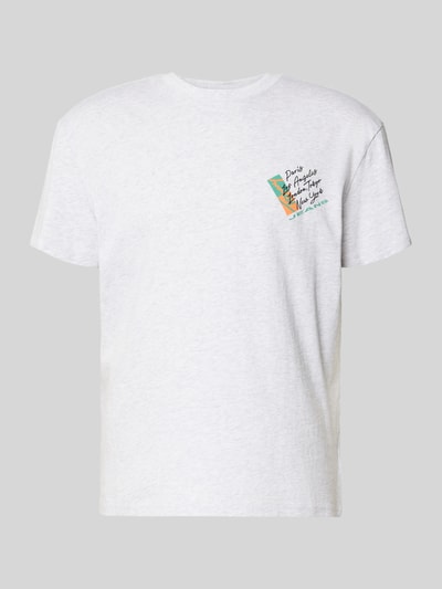 Produktfoto, Regular Fit T-Shirt aus reiner Baumwolle von Tommy Jeans, Optik: unifarben, Label-Print, Rundhals, Kurzarm, Jersey-Material, weiße Farbe, glatte Textur.