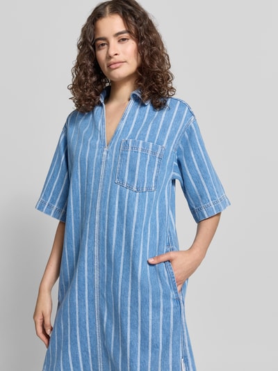 Frauenmodel trägt Relaxed Fit Jeanskleid aus reiner Baumwolle - Special Drop von Marc O'Polo Denim, gestreift, Denim-Optik, Mini-Länge, V-Ausschnitt, Hemdblusenkragen, Nahaufnahme Oberkörper.