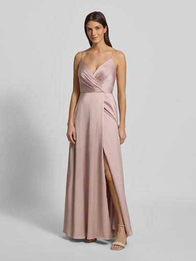 Frauenmodel trägt Regular Fit Abendkleid in Wickel-Optik von Luxuar aus roséfarbenem Satin mit Spaghettiträgern und Reißverschluss, Ganzkörperansicht von vorne. Rückenlänge 131 cm, Brustweite 34 cm, Größe 36.