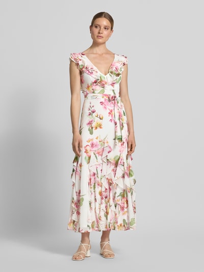 Vrouwenmodel draagt Maxikleid met Volants und Bindegürtel van V by Vera Mont, wit met roze bloemen, chiffon, A-lijn, all-over look, v-hals, strikceintuur, ruglengte maat 36: 135 cm, borstwijdte maat 36: 46 cm, vooraanzicht op volledige lengte.