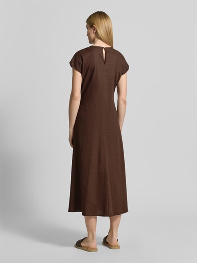 Vrouwenmodel draagt Relaxed Fit linnen blouse met V-hals van Scotch & Soda, mix van linnen en viscose, dames, ruglengte maat 36: 130 cm, borstwijdte 52 cm, mouwlengte 8 cm, bruine kleur, gladde textuur, helemaal bruin, ganzkörperansicht rückansicht.