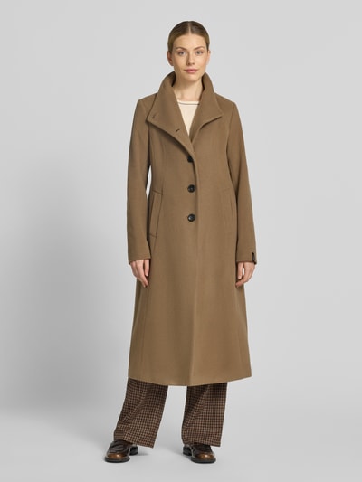 Vrouwenmodel draagt Regular fit lange jas met opstaande kraag model 'NADA' van Milo Coats, Materiaalmix met scheerwol, steekzakken, knoopsluiting, ruglengte maat 36: 118 cm, schouderbreedte: 40 cm, borstwijdte: 47 cm, mouwlengte: 67 cm, Ganzkörperansicht van voren.