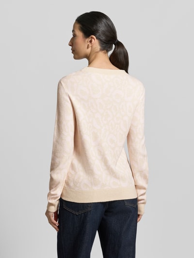 Frauenmodel trägt Slim Fit Pullover aus Viskose-Mix Modell 'JACQUARD' von Vila mit Strick-Optik, Allover-Animal-Stitching, elastische Abschlüsse, Rückenlänge bei Größe S 59 cm, Ärmellänge 51 cm, zartes Beige und Creme, Ganzkörperansicht Rückansicht.