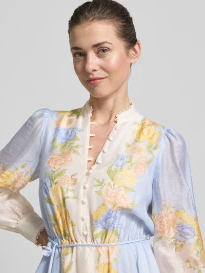 Kobiece modelka nosi Cocktailkleid mit Bindegürtel Modell 'Shannah' od Forever New, z czystej bawełny, A-linia, minikleid, stójka, zapięcie na guziki, pasek, długość tyłu w rozmiarze 36: 39 cm, szerokość w rozmiarze 36: 43 cm, długość rękawa w rozmiarze 36: 62 cm, pastelowe kolory, kwiatowy wzór, lekka tekstura tkaniny, zbliżenie na górną część ciała