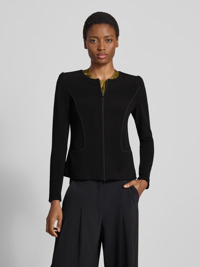 Frauenmodel trägt Slim Fit Blazer aus Viskose-Mix mit Zweiwege-Reißverschluss von Emporio Armani, schwarze Farbe, Rundhalsausschnitt, Nahaufnahme Oberkörper.