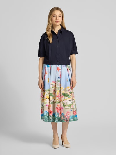 Frauenmodel trägt Regular Fit Hemdbluse mit Hemdblusenkragen von ROBE LÉGÈRE in Dunkelblau, Baumwoll-Mix, Halbarm, Ganzkörperansicht von vorne.