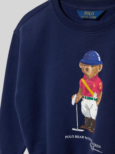 Jongen draagt Sweatshirt mit Label-Print van Polo Ralph Lauren Kids, katoenmix, regular fit, labelprint, ronde hals, detailopname.