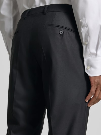 Männermodel trägt Straight Fit Hose mit Bügelfalten Modell 'Totti' von CINQUE in Dunkelgrau, glatte Textur, Detailaufnahme Rückansicht, Herren Hose von CINQUE, Bügelfalten, Straight Fit, Haken- und Reißverschluss, Bundweite bei Größe 50: 44 cm, Innenbeinlänge bei Größe 50: 82 cm.