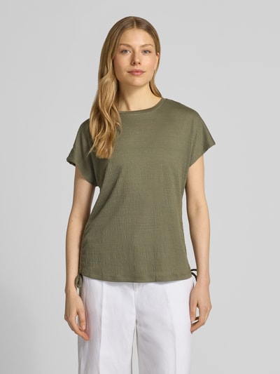 Frauenmodel trägt T-Shirt mit seitlicher Schnürung von Apricot aus Material-Mix mit Viskose-Anteil, Regular-Fit, Rundhalsausschnitt, Ganzkörperansicht von vorne. Rückenlänge bei Größe S: 59 cm.