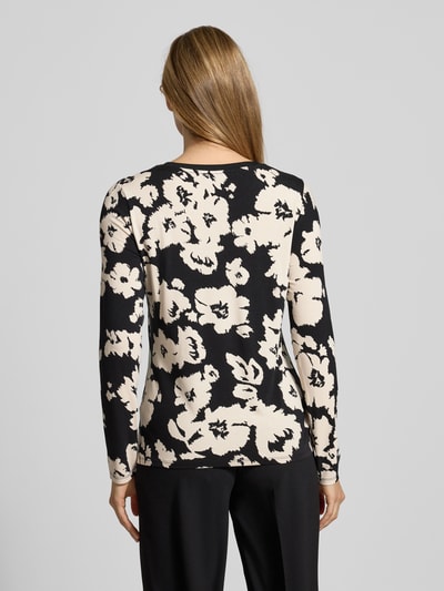 Modelka nosi Longsleeve im Allover-Look mit Rundhalsausschnitt od Betty Barclay, czarno-beżowy wzór, regular fit, mieszanka wiskozy i elastanu, widok całej sylwetki z tyłu.