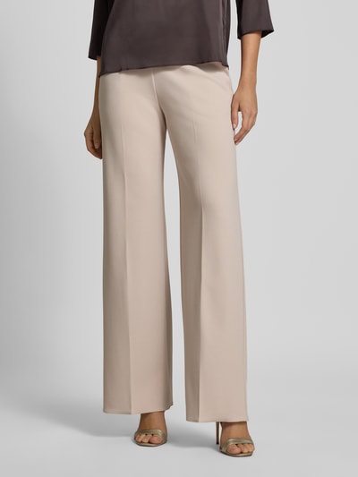 Vrouwenmodel draagt Straight Fit stoffen broek met persplooien van Rinascimento, materiaalmix met stretch, steekzakken, bandwijdte maat S 37 cm, binnenbeenlengte maat S 82 cm, voorkant detailopname.