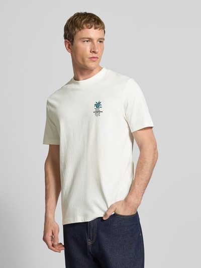 Männermodel trägt Oversized T-Shirt aus reiner Baumwolle von Marc O'Polo Denim, Optik: Unifarben, Label-Print, Rundhals, Ganzkörperansicht von vorne.