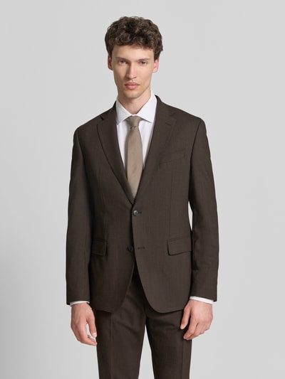 Männermodel trägt Slim Fit Anzug mit Schurwoll-Anteil Modell 'HUGE' von BOSS, Braun mit Optik:Allover-Muster, Ganzkörperansicht von vorne.