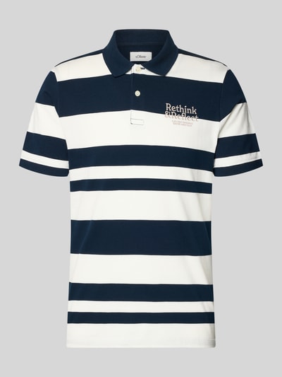 Produktfoto, Regular Fit Poloshirt aus reiner Baumwolle von s.Oliver RED LABEL in Two-Tone-Optik, gestreift, Label-Stitching, Piqué-Struktur.