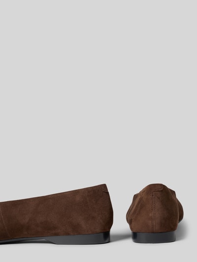 Produktfoto, Ballerina aus Veloursleder Modell 'DELIA' von Vagabond, Optik: Unifarben, Schuhspitze: Quadratisch, Absatzform: Blockabsatz, Verschluss: Schlupf/offen, Materialverarbeitung: Velours, Material: Leder, braune Textur auf glatter Oberfläche.