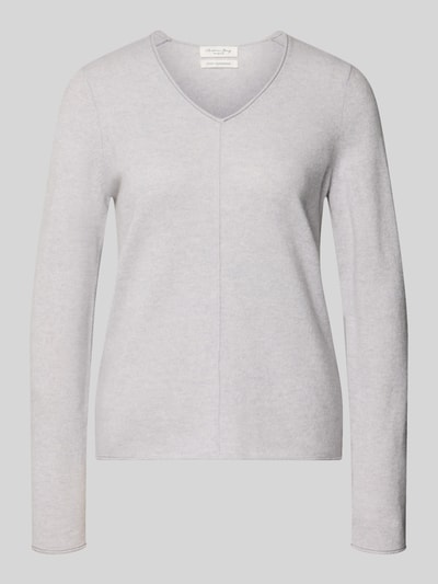 Produktfoto, Strickpullover aus Kaschmir mit V-Ausschnitt von Christian Berg Woman, reiner kasjmier, slim fit, V-hals, rolzoom, ruglengte maat S 58 cm, mouwlengte maat S 64 cm, lichtgrijs, fijne textuur