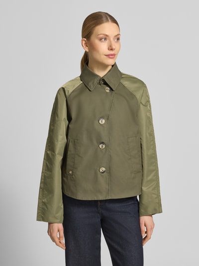 Vrouwenmodel draagt Trenchcoat met Eingrifftaschen Modell 'Zyla Neola' van MOS MOSH in kaki, katoenmix, regular fit, vooraanzicht,