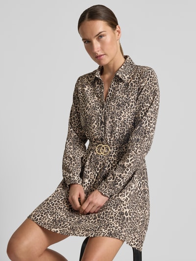 Frauenmodel trägt Hemdblusenkleid im Allover-Look mit Gürtel von Apricot, Leopardenmuster, V-Ausschnitt, Knopfleiste, Minikleid, Nahaufnahme Oberkörper.