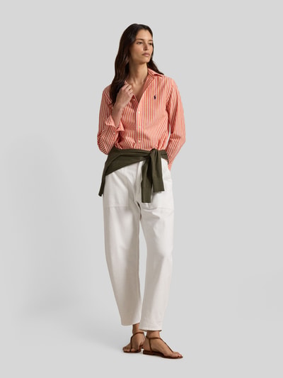 Frauenmodel trägt Regular Fit Hemdbluse aus Baumwoll-Leinen-Mix von Polo Ralph Lauren mit roten Streifen, Logo-Stitching, Ganzkörperansicht von vorne.