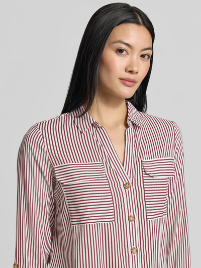 Frauenmodel trägt Regular Fit Langarmbluse aus reiner Viskose Modell 'BUMPY' von VERO MODA, creme-rot gestreift, Nahaufnahme Oberkörper, Damen Langarmbluse von VERO MODA.