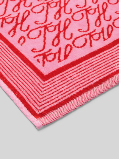 Produktfoto, Handtuch aus reiner Baumwolle Modell 'SCRIPT TOWEL' von TOMMY HILFIGER, Optik: Allover-Muster, Logo-Print, Frottee-Struktur, rosa und rote Farben