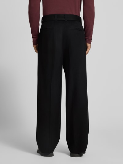 Männermodel trägt Hose aus Baumwoll-Kaschmir-Mix mit Gürtel von Emporio Armani, schwarze Farbe, Relaxed Fit, Bügelfalten, Ganzkörperansicht Rückansicht.