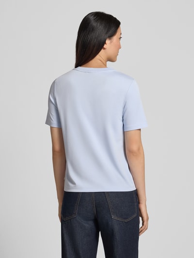 Kobiece modelka nosi Regular Fit T-Shirts aus Modal-Mix od Tom Tailor Denim, damski t-shirt, jasnoniebieski, gładka tekstura, Ganzkörperansicht Rückansicht