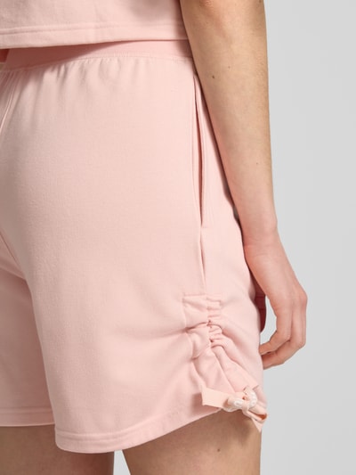 Frauenmodel trägt Regular Fit Sweatshorts mit Baumwoll-Anteil von HUGO, Optik: Unifarben, Materialverarbeitung: Sweat, Detailaufnahme