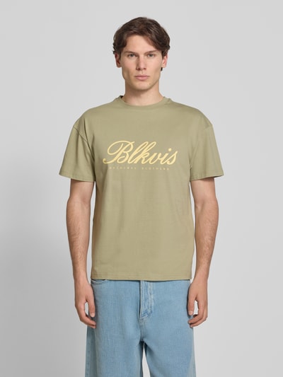Męski model nosi T-Shirt mit Label-Print und Rundhalsausschnitt von BLKVIS, bawełna, krój regular fit, długość tyłu 68 cm, Ganzkörperansicht z przodu.