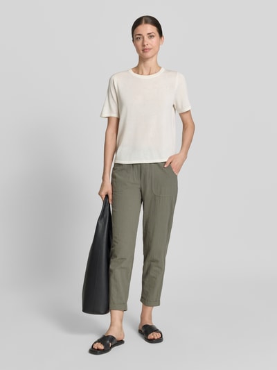 Frauenmodel trägt Hose mit elastischem Bund und Tunnelzug Modell 'Cissie' von Soyaconcept aus Reine Baumwolle, Relaxed-Fit, Ganzkörperansicht von vorne.