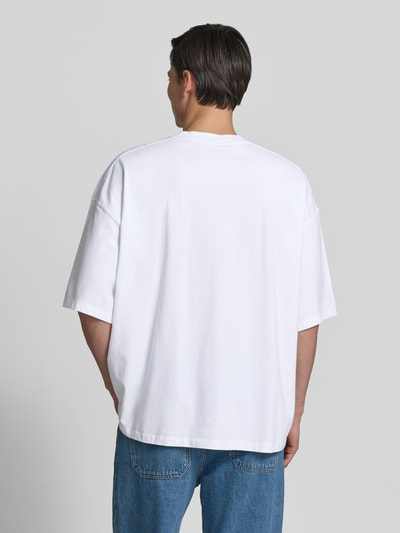Männermodel trägt Herren T-Shirt mit Logo-Print Modell 'GIXY' von American Vintage aus Reine Baumwolle, Loose-Fit, Rückansicht Ganzkörperansicht.