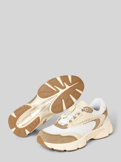 Produktfoto, Sneaker mit Logo-Detail Modell 'Imeri' von Guess in Beige und Weiß mit profilierter Passform, runder Form und texturierter Sohle, Absatzhöhe 5 cm, Schafthöhe 7 cm, Schaftweite 8 cm.