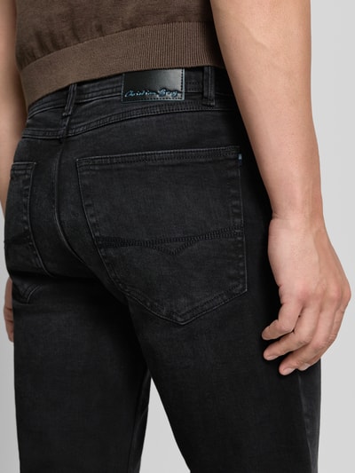 Männermodel trägt Comfort Fit Jeans mit Eingrifftaschen von Christian Berg Men, dunkler Baumwoll-Mix, strukturierte Oberfläche, Nahaufnahme Rückansicht.