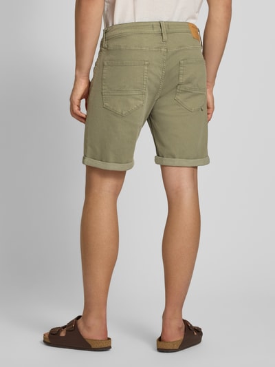 Mannenmodel draagt Regular Fit Shorts met omslag model 'RICK' van Jack & Jones in kaki katoenmix met stretch, steekzakken, bandwijdte maat M 46 cm, binnenbeenlengte 22 cm, geheel van achteren.