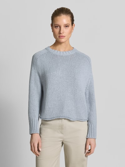 Frauenmodel trägt Oversized Strickpullover aus Baumwoll-Mix von Marc O'Polo in Hellblau, unifarben, langarm, Stricktextur, Ganzkörperansicht von vorne.