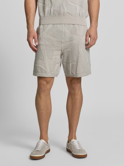 Männermodel trägt Regular Fit Sweatshorts aus Baumwoll-Mix Modell 'ASURFER' von BOSS Orange, Optik: Unifarben, Struktur, Nahaufnahme Oberkörper