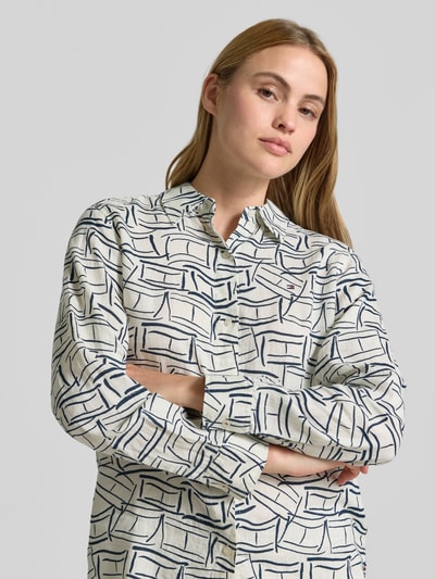 Frauenmodel trägt Relaxed Fit Langarmbluse aus reinem Leinen von Tommy Hilfiger, Optik:Allover-Muster, Flammgarn-Textur, Nahaufnahme Oberkörper.
