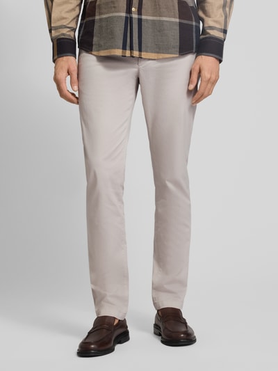 Männermodel trägt Regular Fit Chino aus Baumwoll-Mix Modell 'DENTON' von Tommy Hilfiger, Optik: Allover-Muster, Ganzkörperansicht von vorne.
