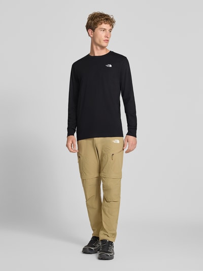 Mannelijk model draagt shirt met lange mouwen van katoenmix Model 'EVOLUTION' van The North Face, los model, labelstitching, ruglengte bij maat M 70 cm, voorkant volledig zichtbaar, Ganzkörperansicht von vorne.