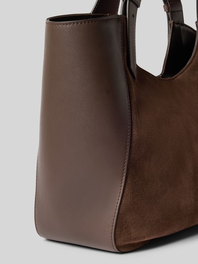 Produktfoto, Tote Bag aus echtem Leder Modell 'Dora' von FURLA in Braun, glatte und matte Oberflächenstruktur, Detailaufnahme, Hauptfach mit Magnetverschluss, verstellbare Schulterriemen, Innenfach mit Reißverschluss, Maße: 41x29x12 cm, Schulterriemenlänge 52 cm