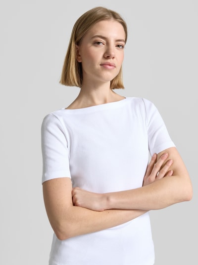 Frauenmodel trägt Slim Fit T-Shirt mit Strukturmuster Modell 'Klenja' von Someday, weiß, elastischer Baumwoll-Mix, Nahaufnahme Oberkörper.