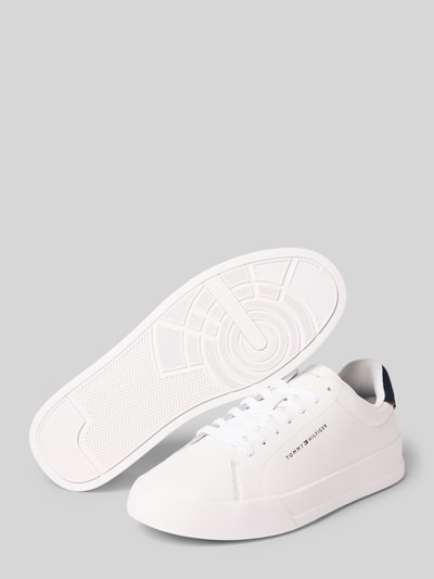 Produktfoto, Low Top Sneaker aus echtem Leder Modell 'TH COURT' von Tommy Hilfiger in Unifarbe, flache Sohle, abgerundete Spitze, dezente Label-Prägung und strukturierte Sohle, Kontrastdetails und Schnürung, Herrenmodell