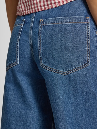 Frauenmodel trägt Wide Leg Jeans aus reiner Baumwolle Modell 'SARONG' von Max Mara, Denim-Optik, 5-Pocket-Design, Label-Patch, Nahaufnahme Rückansicht.