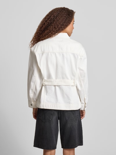 Frauenmodel trägt Regular Fit Jeansjacke mit abnehmbarem Taillenband von Calvin Klein Jeans in Weiß, reine Baumwolle, lockerer Schnitt, Detail: Umlegekragen, Brusttaschen, Logo-Patch, Rückenansicht, Ganzkörperansicht Rückansicht.