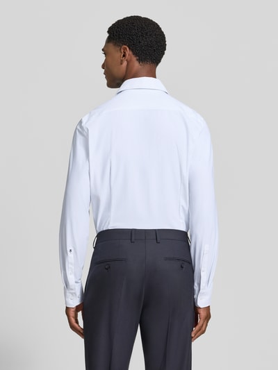 Mężczyzna nosi Slim Fit Businesshemd mit Cutaway-Kragen von Seidensticker, białe koszule biznesowe, widok całej sylwetki z tyłu.