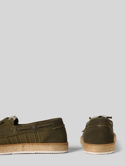 Produktfoto, Bootsschuhe mit Label-Detail van BULLBOXER voor heren in olijfgroen met afgerond model, vetersluiting, structuurzool, hakhoogte maat 44: 2 cm, schachthoogte: 7 cm, schachtbreedte: 11 cm