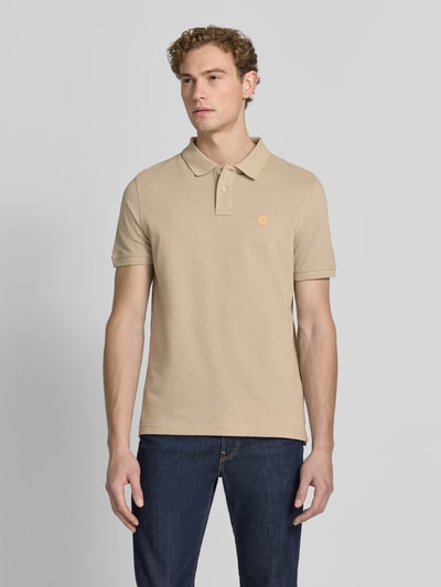 Mężczyzna nosi Slim Fit Poloshirt mit Label-Stitching od MCNEAL z czystej bawełny, beżowy, krótkie rękawy, przód, krój slim fit, długość pleców w rozmiarze M: 72 cm, widok całej sylwetki z przodu
