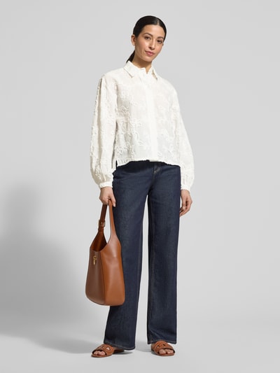 Frauenmodel trägt Regular Fit Bluse mit Stitchings von JAKE*S STUDIO WOMAN aus reiner Baumwolle, Hemdblusenkragen, weiße Farbe, Ganzkörperansicht von vorne.