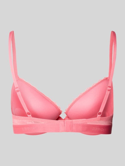 Frauenmodel trägt BH mit Spitzenbesatz Modell 'SARTORIAL' von HUGO in Rosa mit Logo-Allover-Muster und schmalen Trägern, Ganzkörperansicht Rückansicht.